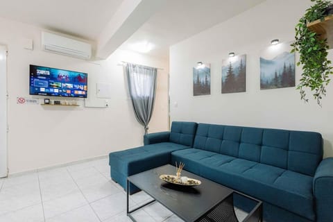 TV and multimedia, Living room, Seating area, air conditioner