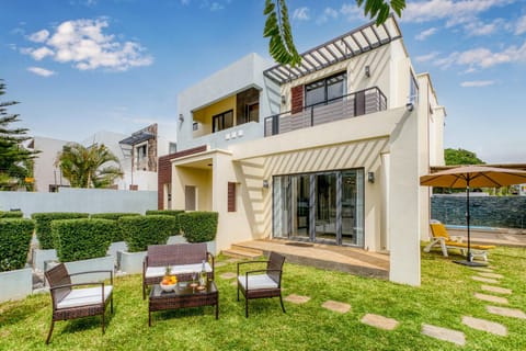 Property building, Day, Natural landscape, Garden, Seating area, Garden view, sunbed