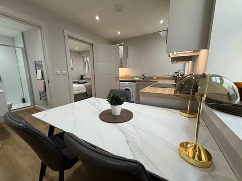Kitchen or kitchenette, Dining area, kitchen