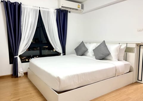 Balcony/Terrace, Bedroom, City view, wardrobe