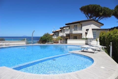 Day, Natural landscape, Sea view, Swimming pool, sunbed
