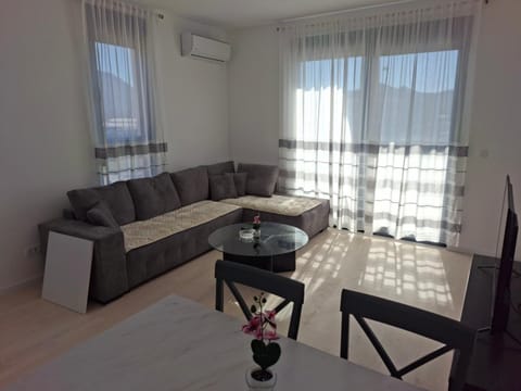 Living room, Seating area, air conditioner