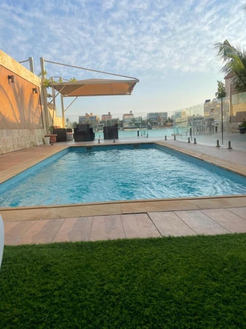 Day, Swimming pool