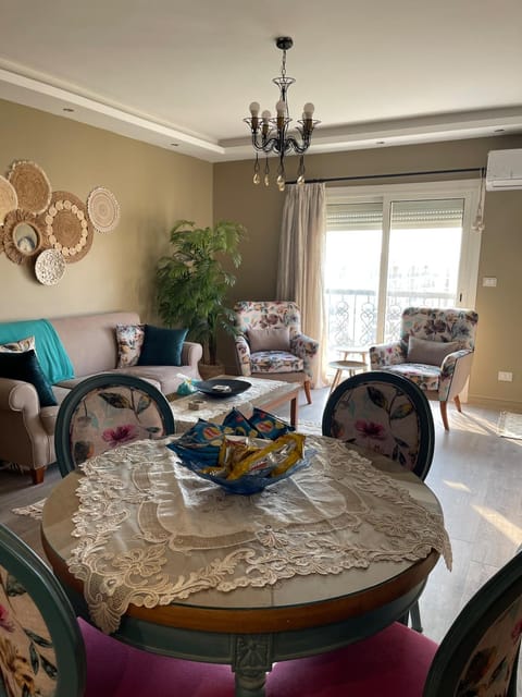 Living room, Food and drinks, Seating area, Dining area, Food