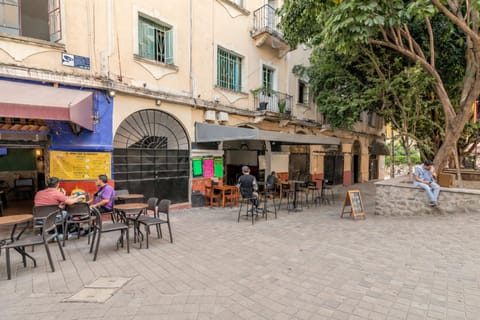 Property building, Restaurant/places to eat, Facade/entrance, Day