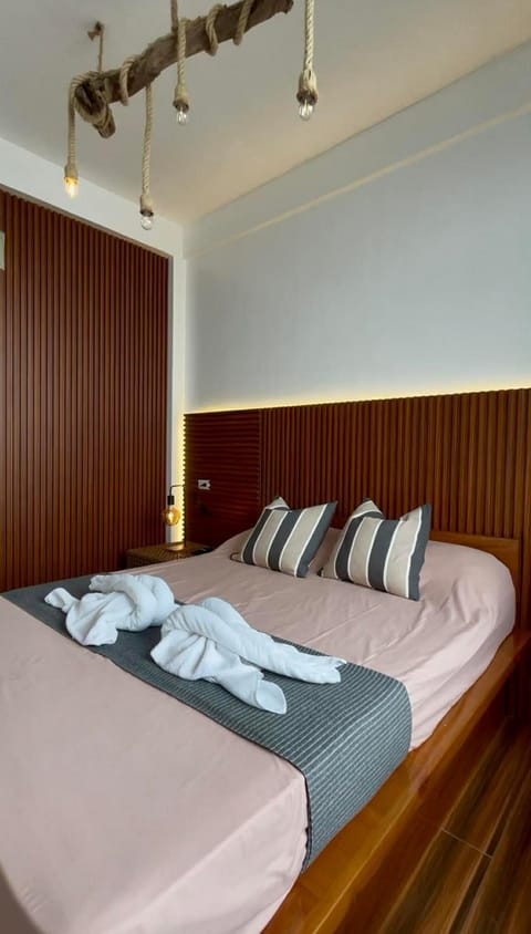 Bed, People, Photo of the whole room, Bedroom, towels
