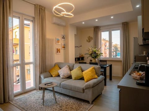 Communal lounge/ TV room, TV and multimedia, Coffee/tea facilities, Kitchen or kitchenette, Living room, Food and drinks, Seating area, Dining area, Food, City view, dishwasher, flat iron, minibar, oven