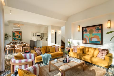 TV and multimedia, Kitchen or kitchenette, Living room, Seating area, Dining area