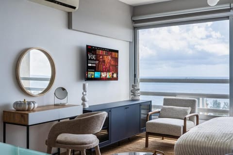Communal lounge/ TV room, Bed, TV and multimedia, Living room, Photo of the whole room, Seating area, Evening entertainment, Bedroom, hair dresser