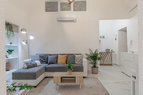 Living room, Seating area, air conditioner