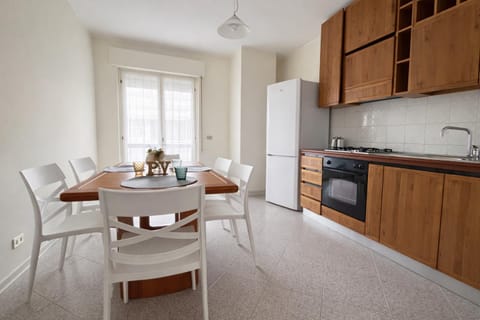 Kitchen or kitchenette, Seating area, oven, stove, kitchen