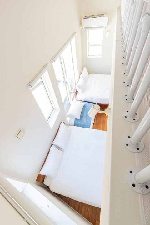 Bed, air conditioner