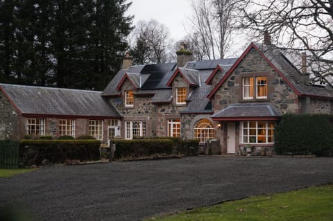 Property building, Day, Garden, Parking