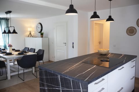Kitchen or kitchenette, Dining area