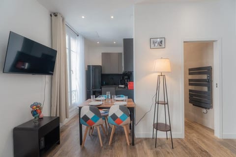 TV and multimedia, Kitchen or kitchenette, Living room, Seating area, Dining area