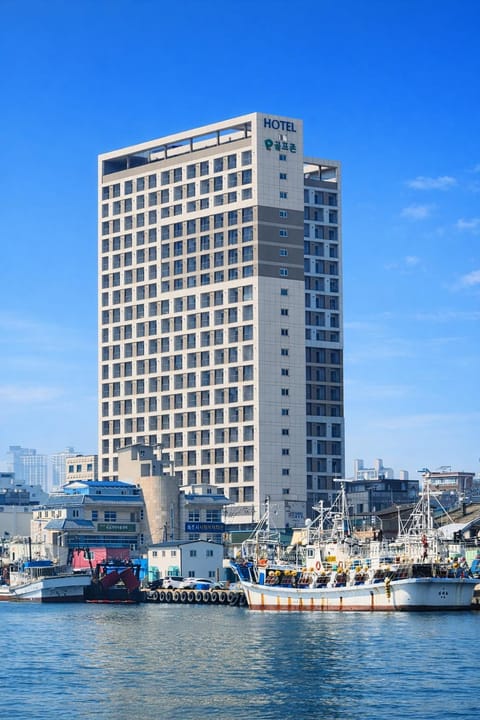 Property building, Day, Lake view