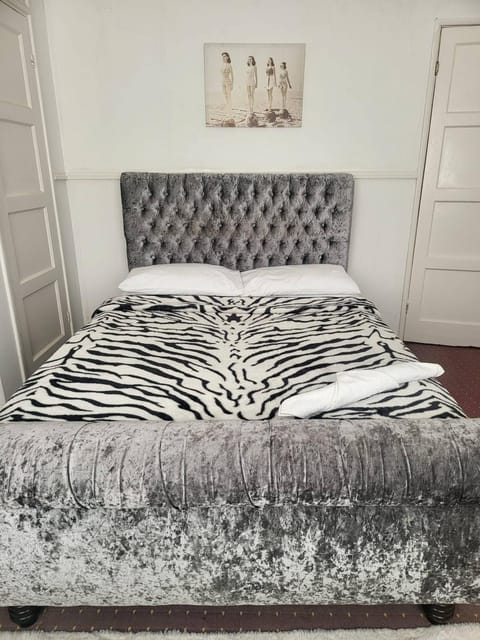 Bed, Decorative detail, Bedroom