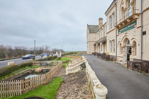 Property building, Garden, Balcony/Terrace