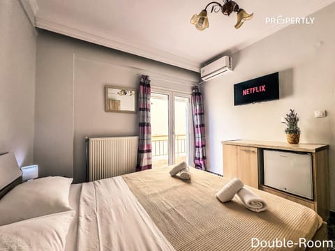 Bed, TV and multimedia, Photo of the whole room, Bedroom, air conditioner