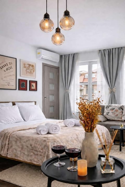 Bed, Photo of the whole room, Seating area, Bedroom
