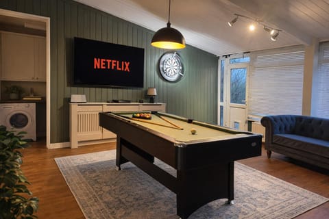 Communal lounge/ TV room, Billiard, Game Room, TV and multimedia, Seating area, Evening entertainment