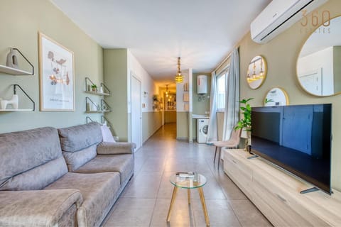 Communal lounge/ TV room, TV and multimedia, Living room, Seating area, Evening entertainment, fireplace, air conditioner