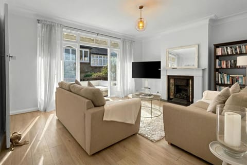TV and multimedia, Living room, Seating area, Evening entertainment