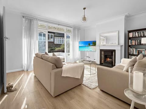 Communal lounge/ TV room, Library, TV and multimedia, Living room, Seating area, Evening entertainment