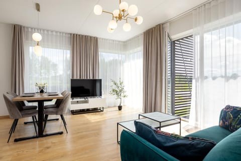 Communal lounge/ TV room, TV and multimedia, Living room, Seating area, Dining area, Evening entertainment