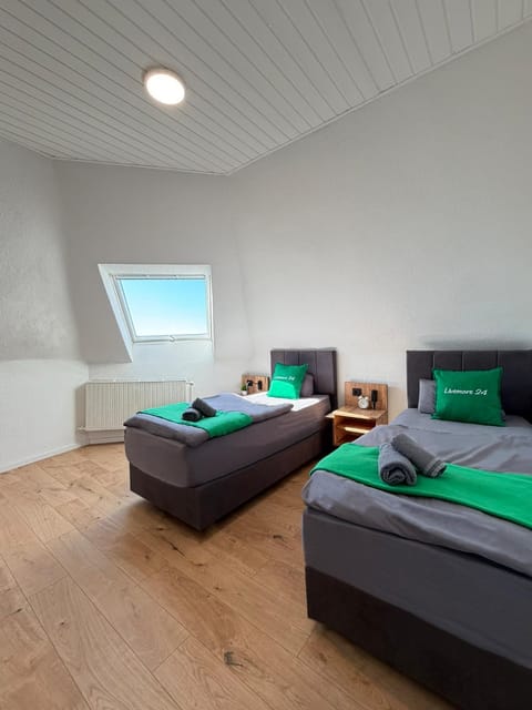 Bed, Living room, Photo of the whole room, Seating area, Bedroom, towels