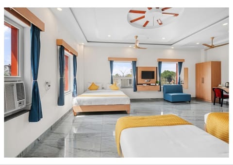 Bed, TV and multimedia, Photo of the whole room, Bedroom