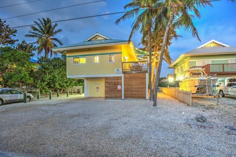 Waterfront Retreat 35 Dock Hot Tub Pool House in Marathon