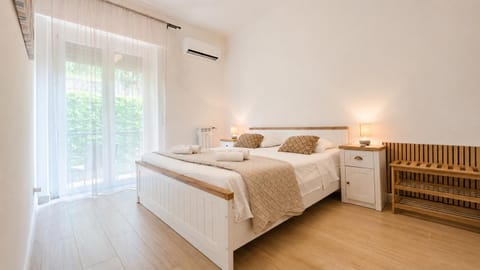 Bed, Photo of the whole room, Bedroom, towels, air conditioner
