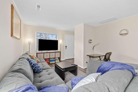 TV and multimedia, Living room, Photo of the whole room, Seating area, Evening entertainment