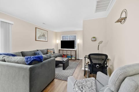 TV and multimedia, Living room, Seating area, Evening entertainment