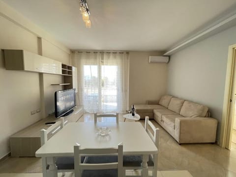 TV and multimedia, Living room, Seating area, Dining area, air conditioner