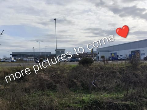 Cosy 3 Bed Apartment House in Kirkcaldy Fife - Serviced accommodation For Corporate , Business , Tourists , Secure, Parking , WiFi Apartment in Kirkcaldy