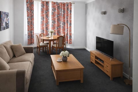 TV and multimedia, Living room, Seating area, Dining area