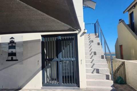 Property building, Facade/entrance, Day