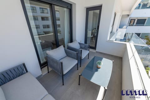 Casa Figaro - 2BR Pool Balcony w Playground Apartment in Estepona