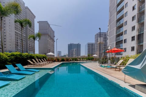Property building, Day, Swimming pool, sunbed