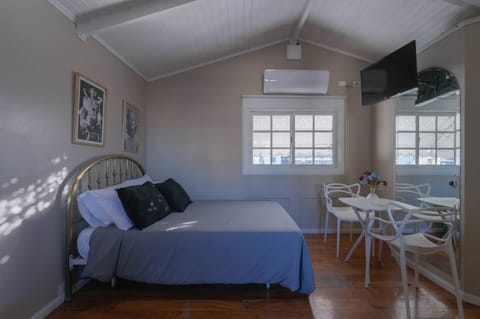 Bed, TV and multimedia, Seating area, air conditioner