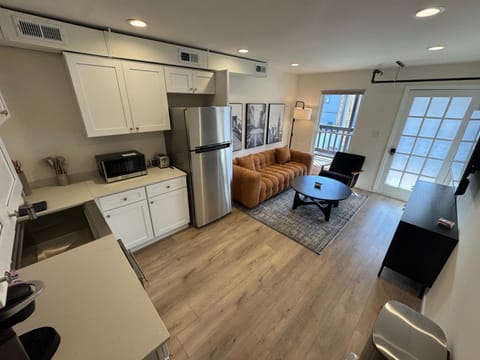 TV and multimedia, Kitchen or kitchenette, Living room, Seating area, dishwasher, toaster