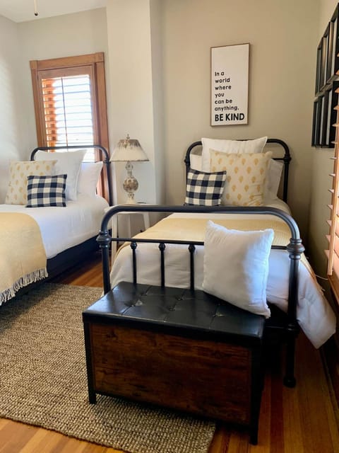 Charming Victorian near downtown & Royal Gorge House in Canon City