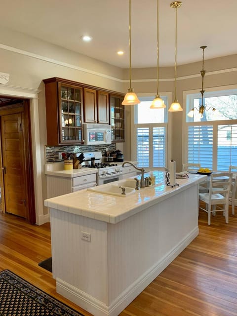 Charming Victorian near downtown & Royal Gorge House in Canon City