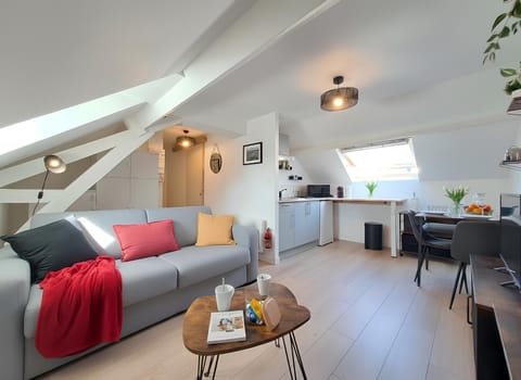 Kitchen or kitchenette, Living room, Seating area, Dining area