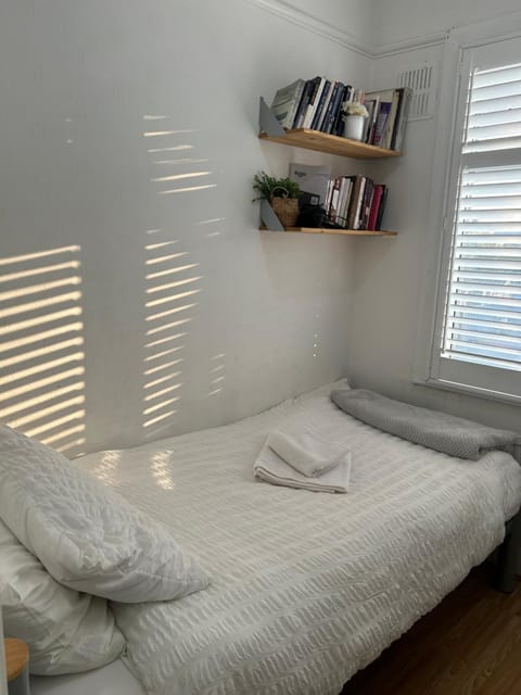 Bed, Library, towels