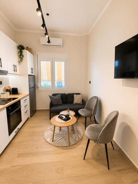 Seating area, Dining area, oven