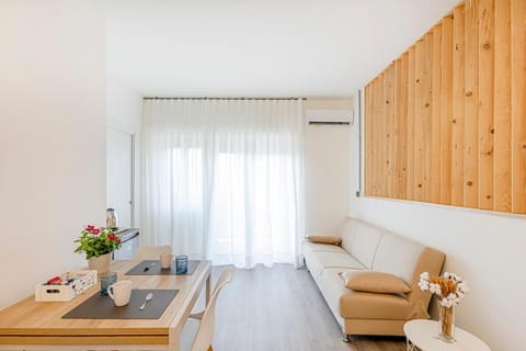 Seating area, Dining area, air conditioner