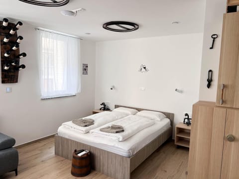 Bed, Bedroom, towels